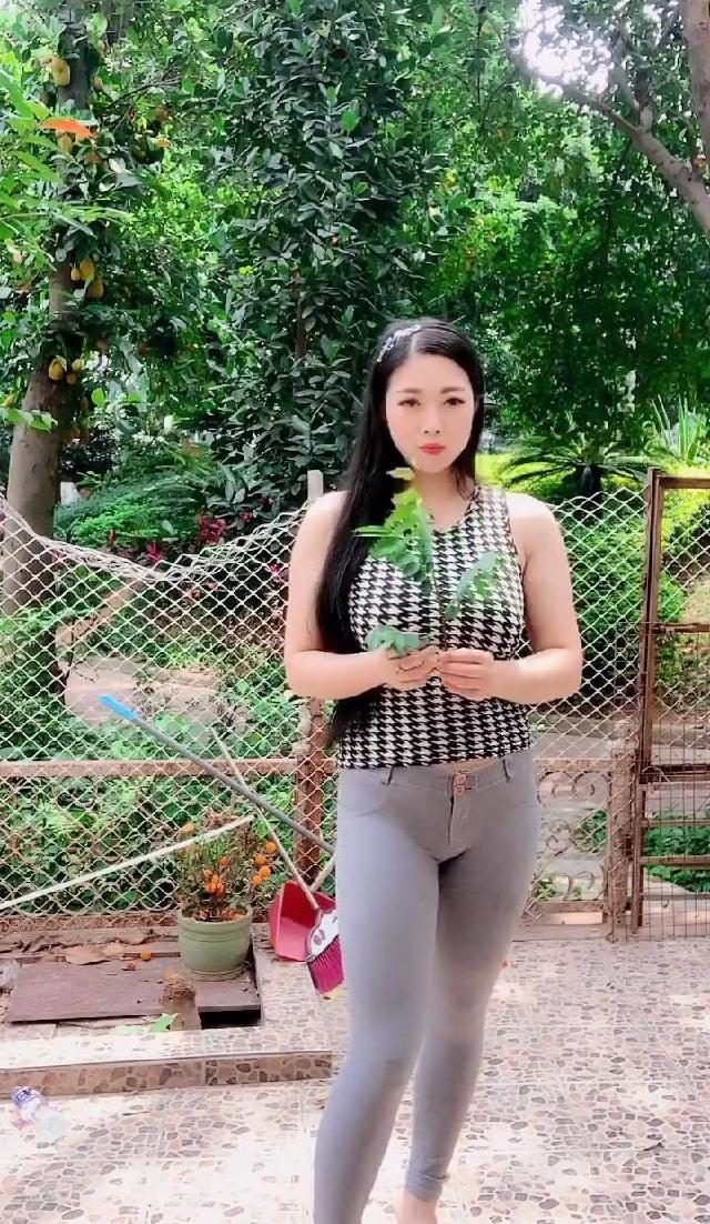 乡下气质出众的微胖美女 身材丰腴 彰显女性魅力