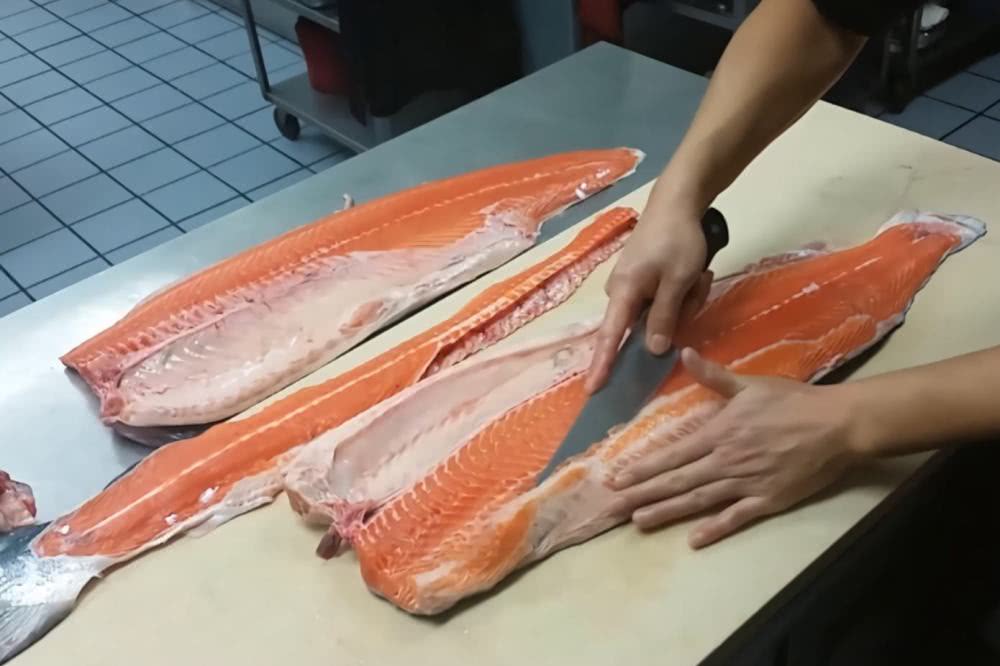 日本厨师处理25cm小鱼，刀功赢得食客赞美，中国网友满脸不屑