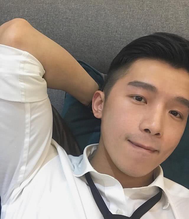 男生留 背头 发型太帅了 今年夏天这样剪 清爽 时尚 不油腻