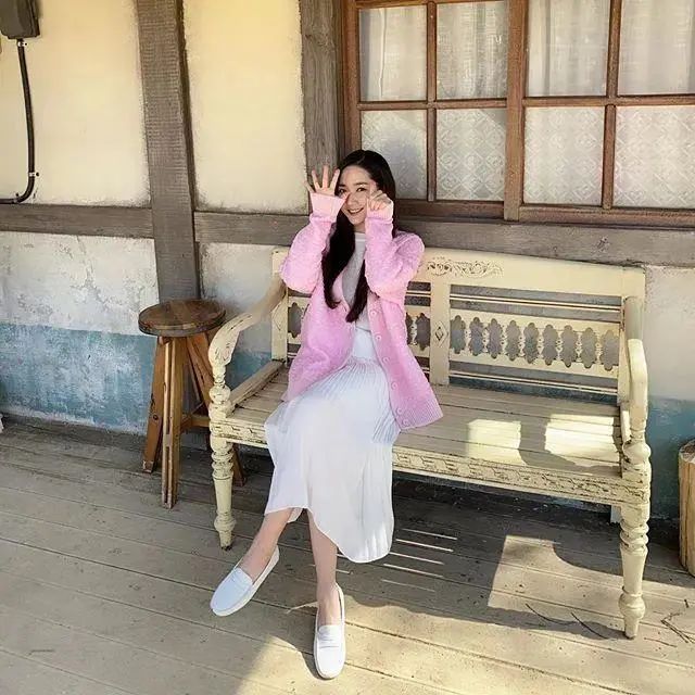 2020年女生夏天穿搭提案 白色系基础单品穿出时髦感